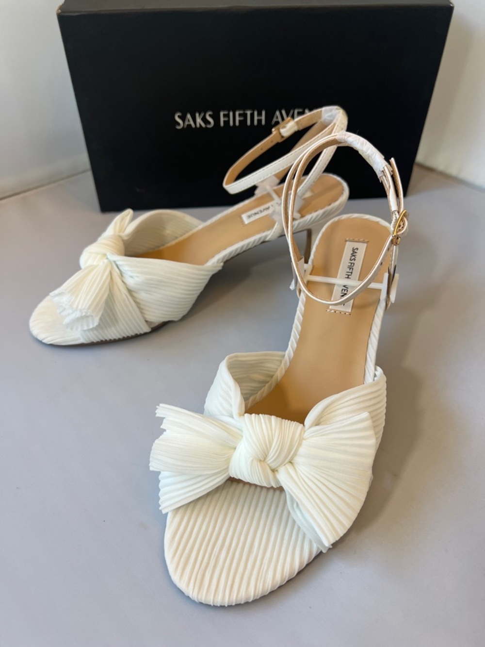 Saks Fifth Avenue Women’s Ivory Pleated Bow Ankle-Strap Sandals. Size 7.5. NIB